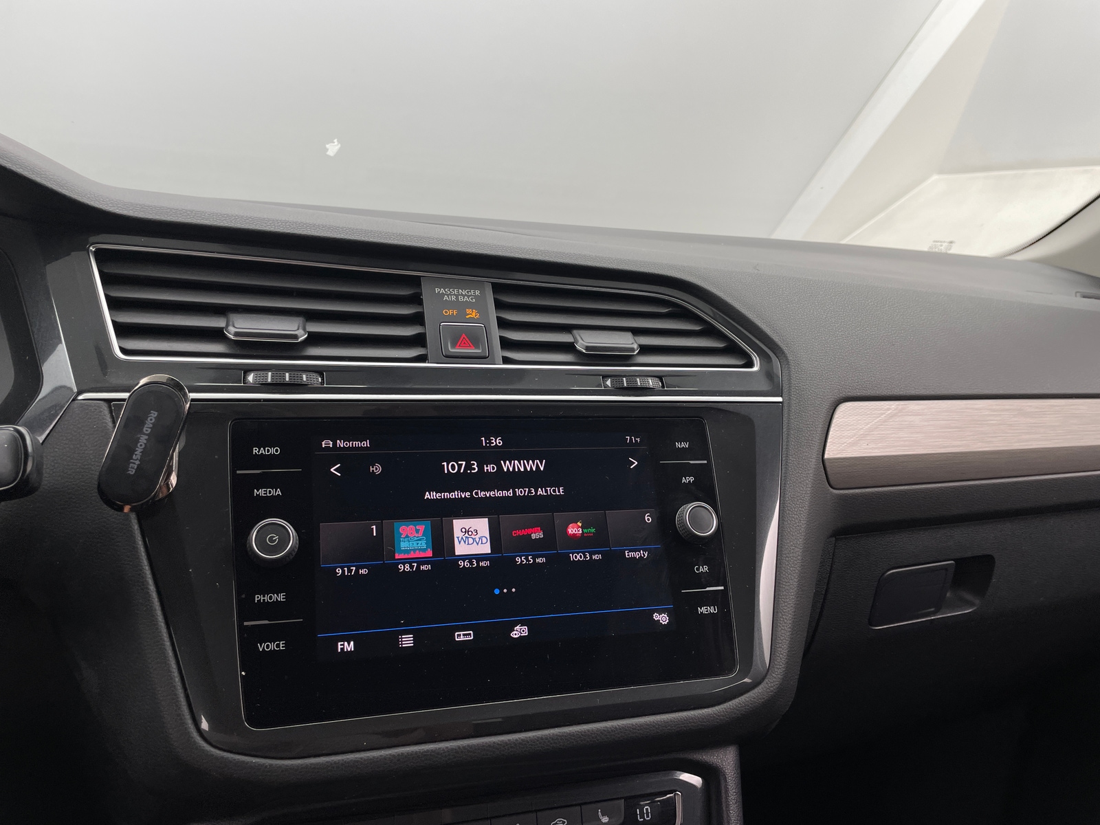Thumbnail: 2018 Volkswagen Tiguan - 4
