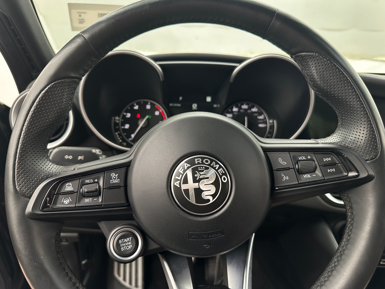 Thumbnail: 2022 Alfa Romeo Giulia - 4