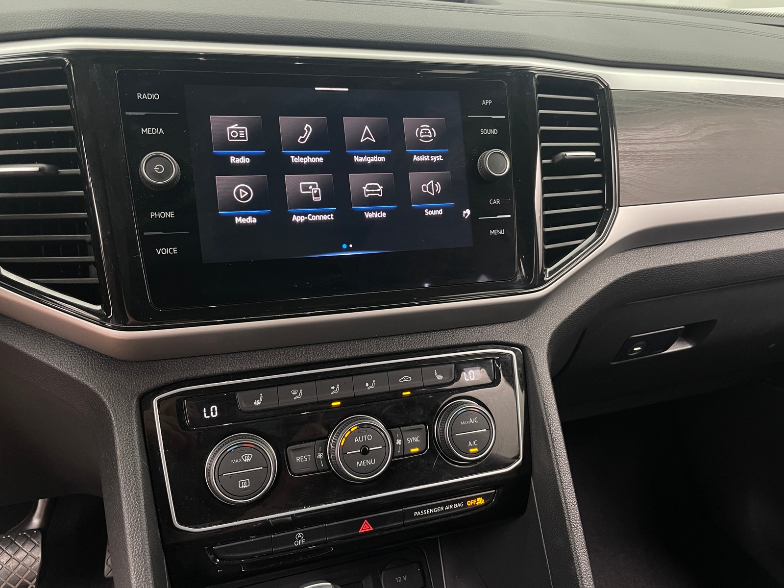 Thumbnail: 2023 Volkswagen Atlas - 3