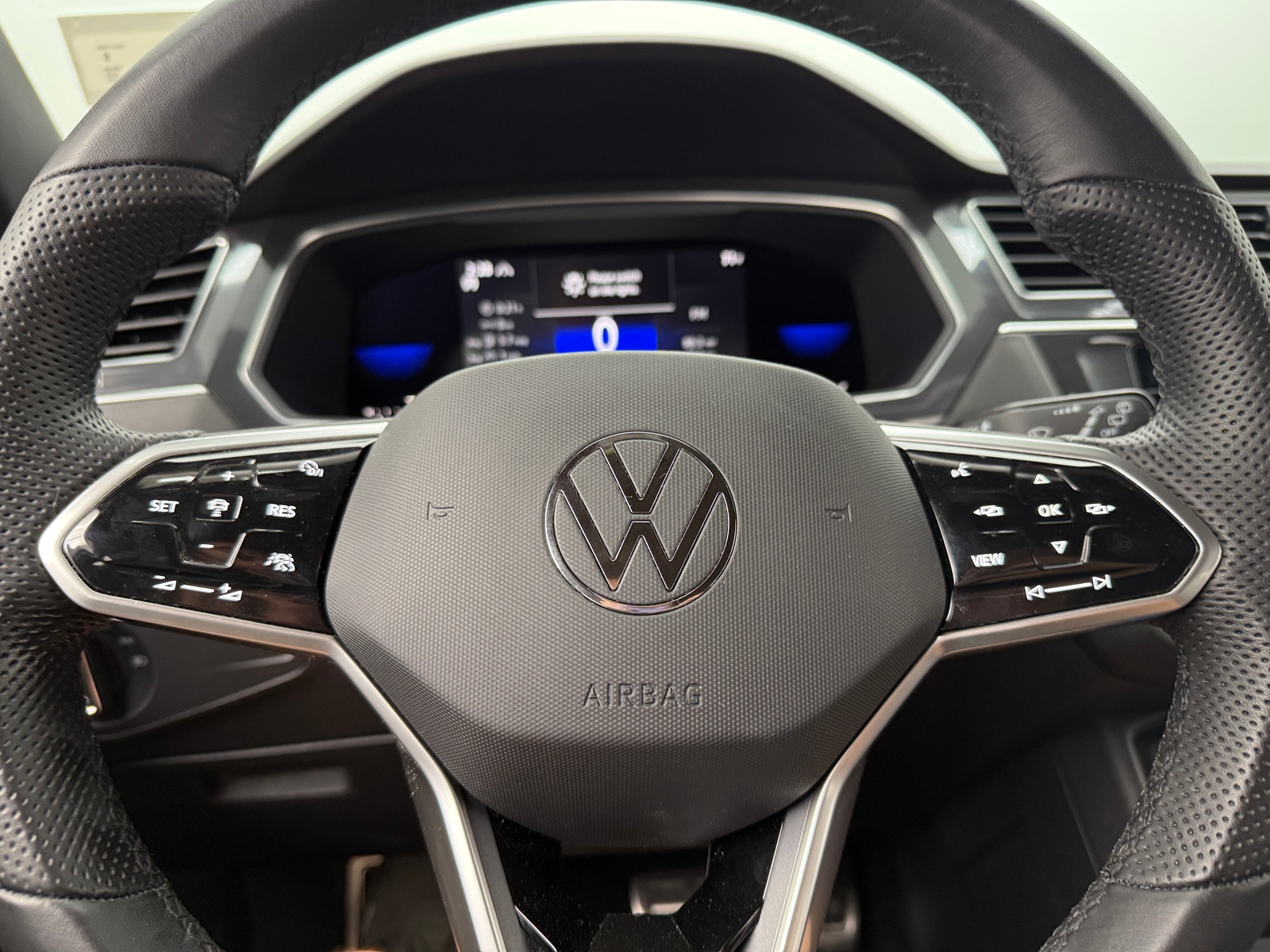 Thumbnail: 2022 Volkswagen Tiguan - 4