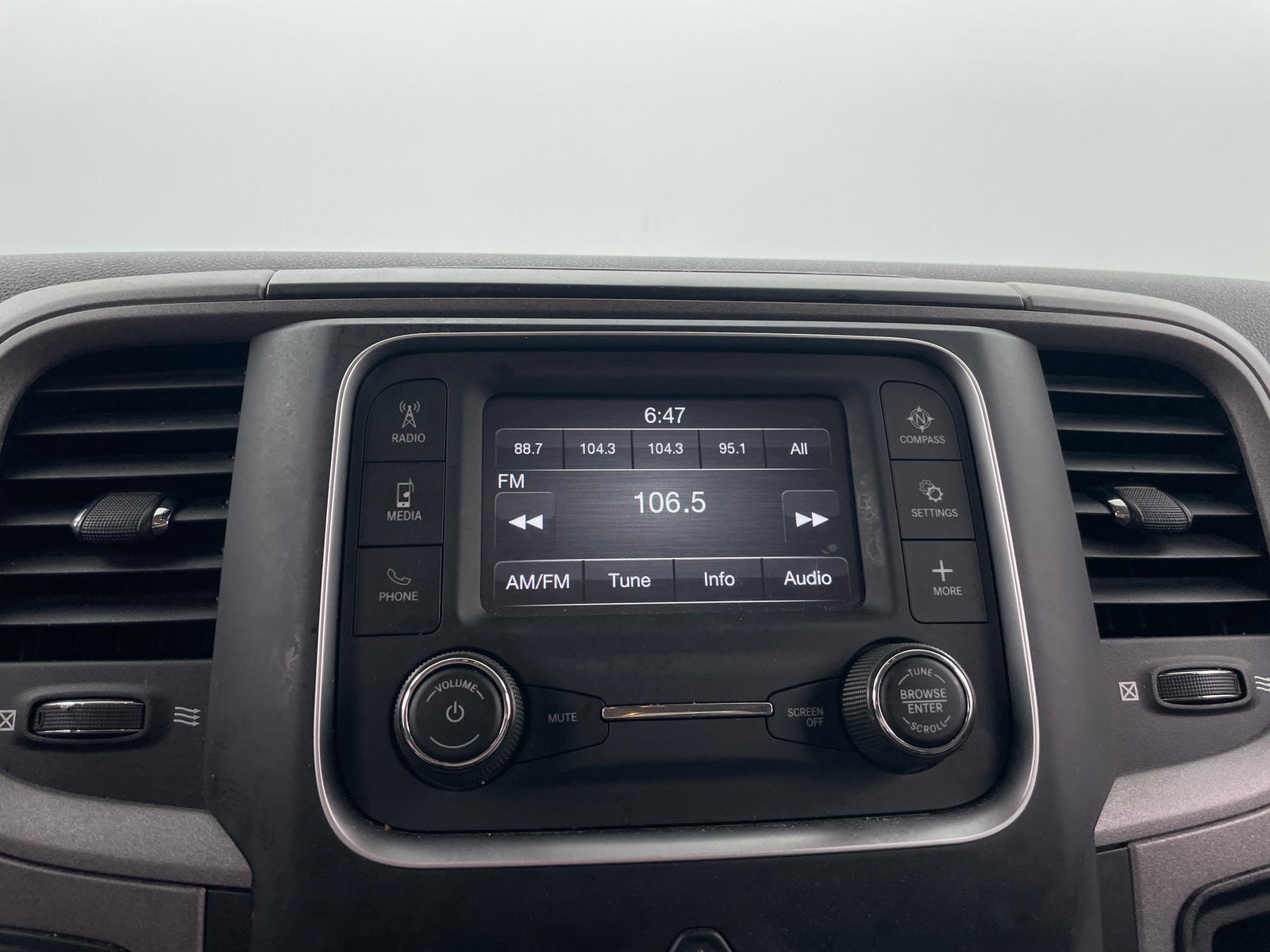 Thumbnail: 2021 RAM 1500 Classic - 4