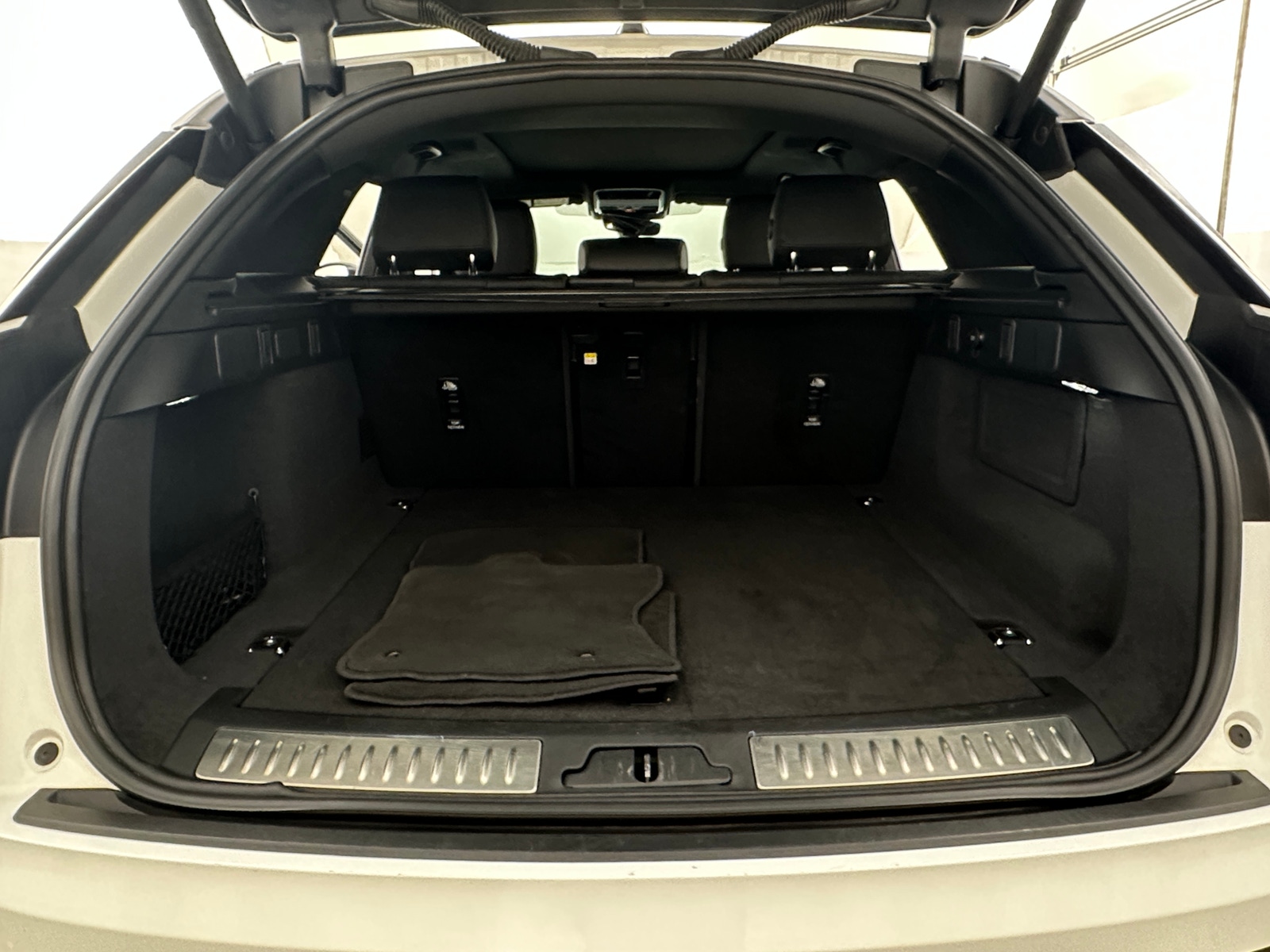 Thumbnail: 2025 Land Rover Range Rover Velar - 6