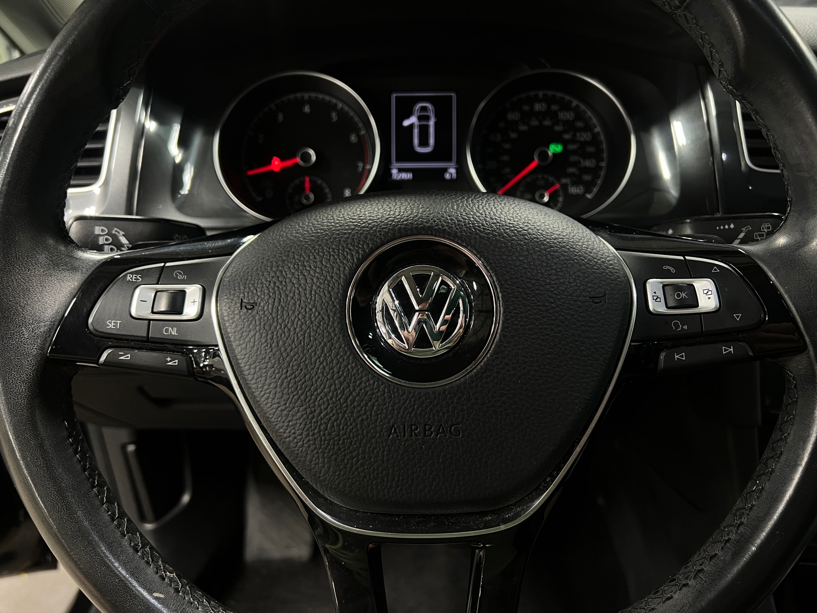 Thumbnail: 2018 Volkswagen e-Golf - 4