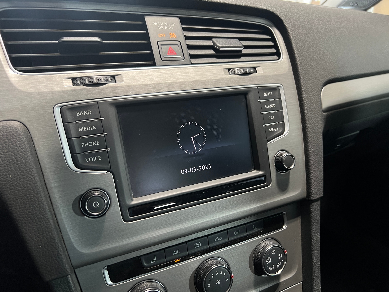 Thumbnail: 2016 Volkswagen e-Golf - 4