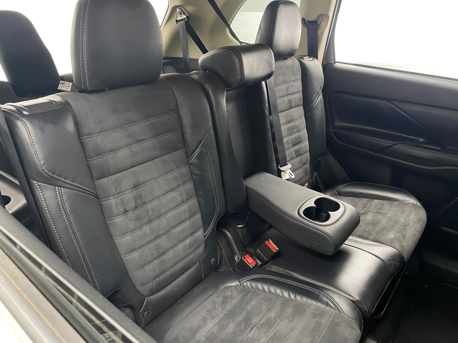 Thumbnail: 2020 Mitsubishi Outlander - 6