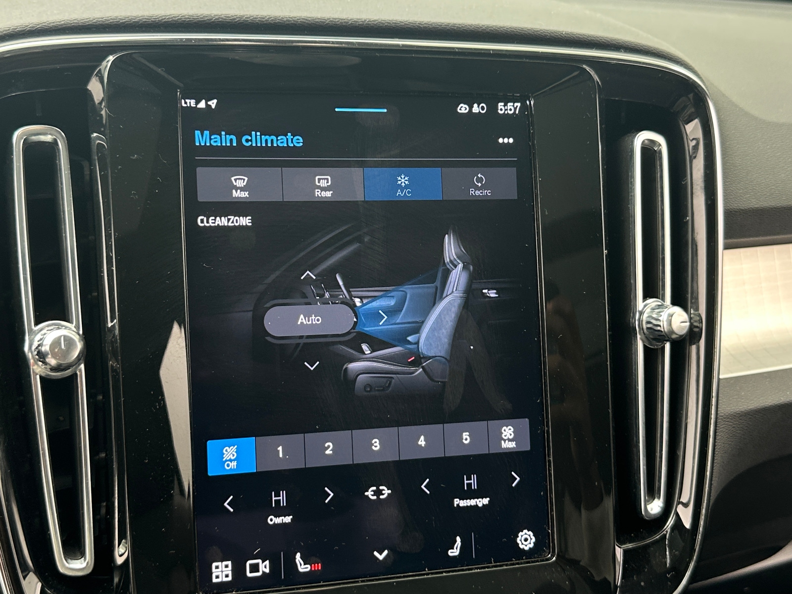 Thumbnail: 2024 Volvo XC40 - 4