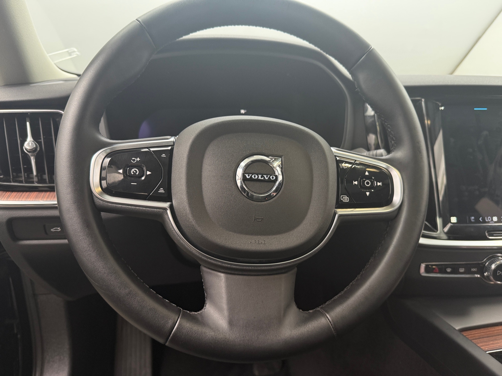 Thumbnail: 2025 Volvo S60 - 4