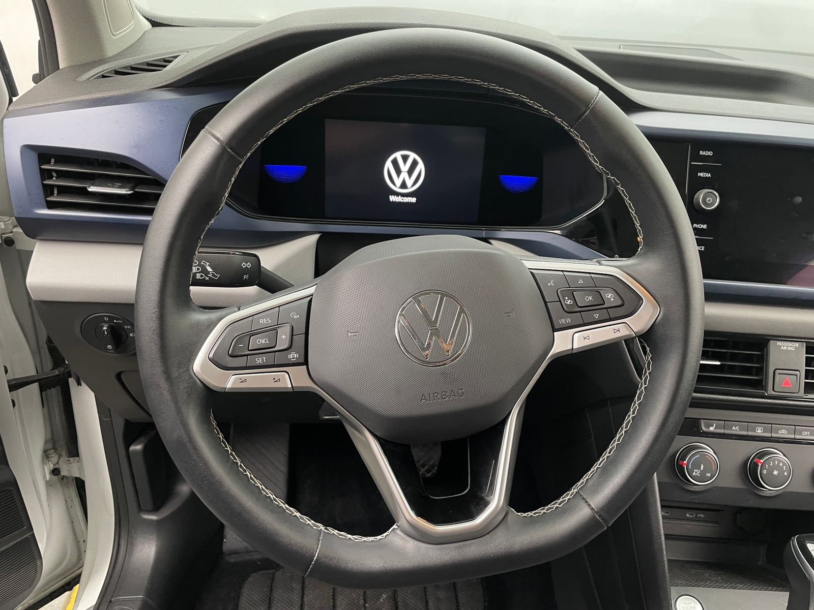 Thumbnail: 2022 Volkswagen Taos - 4