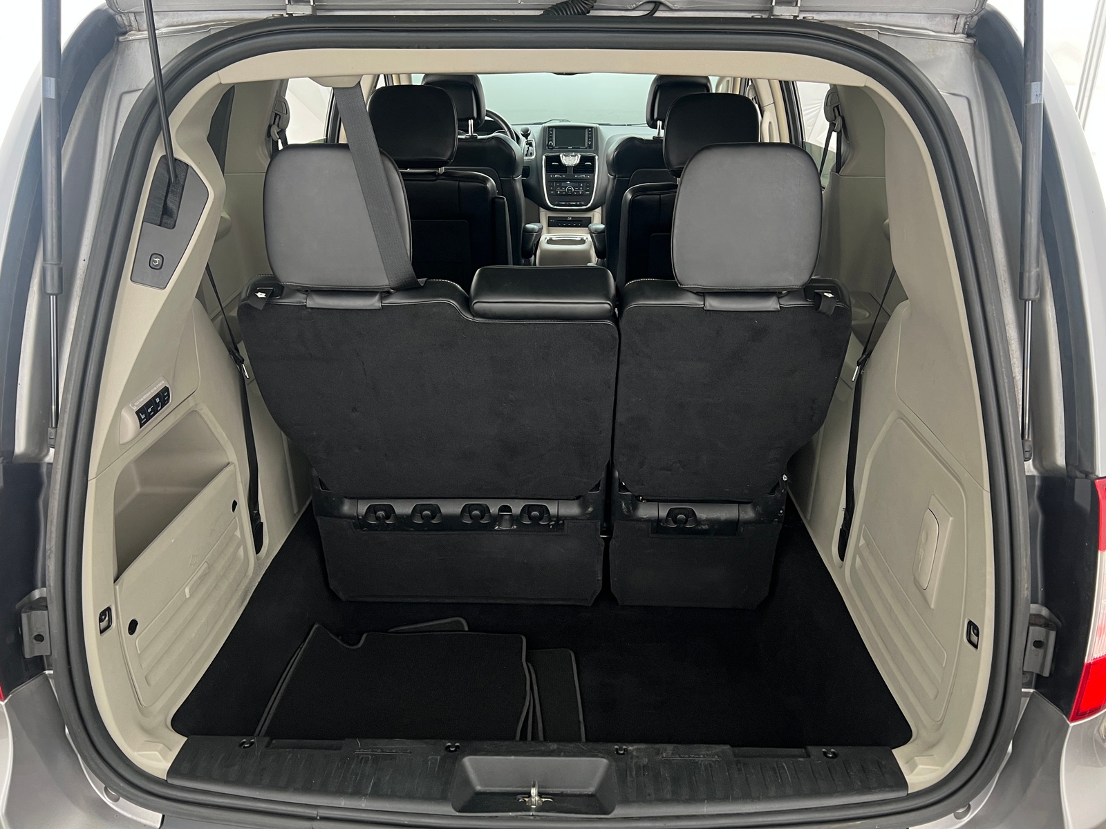 Thumbnail: 2014 Chrysler Town & Country - 6