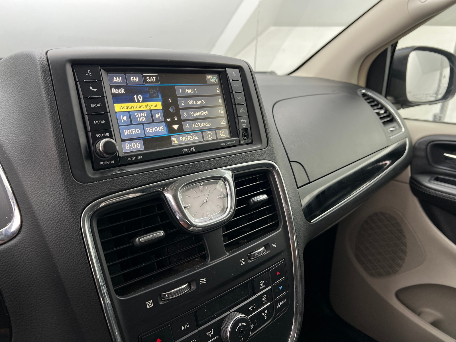 Thumbnail: 2014 Chrysler Town & Country - 3