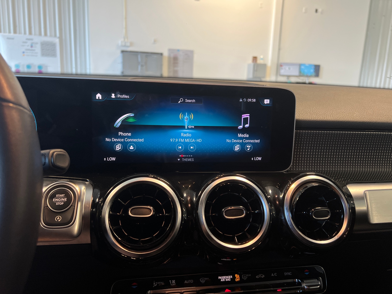 Thumbnail: 2020 Mercedes-Benz GLB - 3