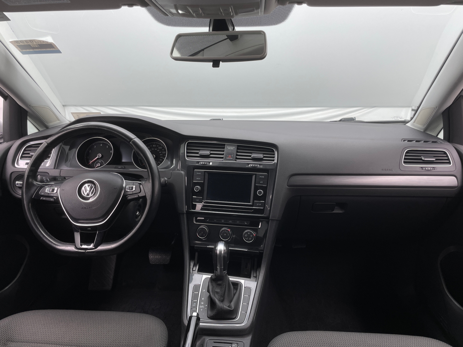 Thumbnail: 2018 Volkswagen e-Golf - 3