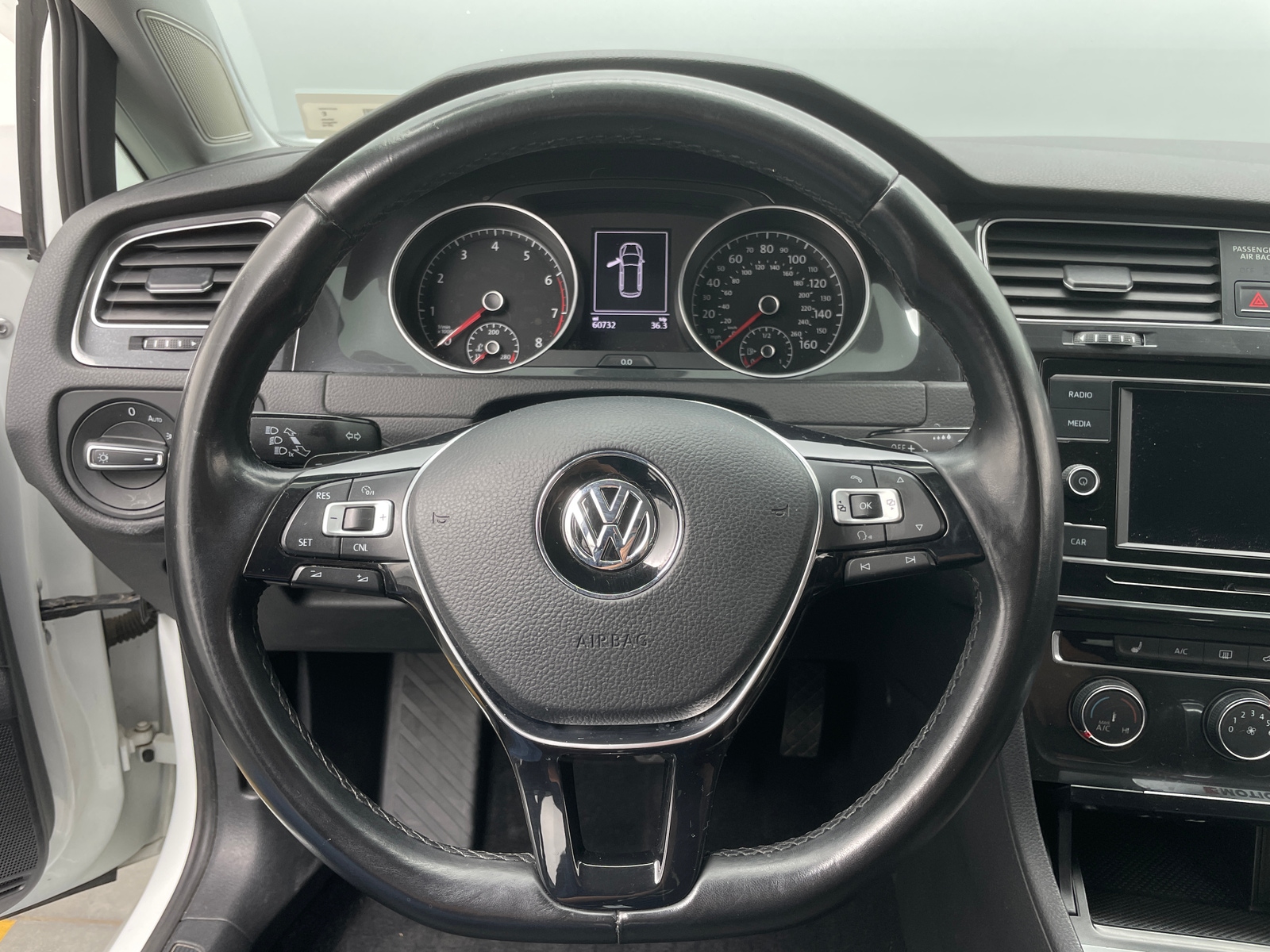 Thumbnail: 2018 Volkswagen e-Golf - 5