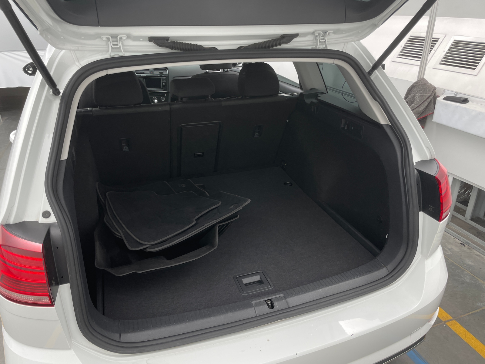 Thumbnail: 2018 Volkswagen e-Golf - 7