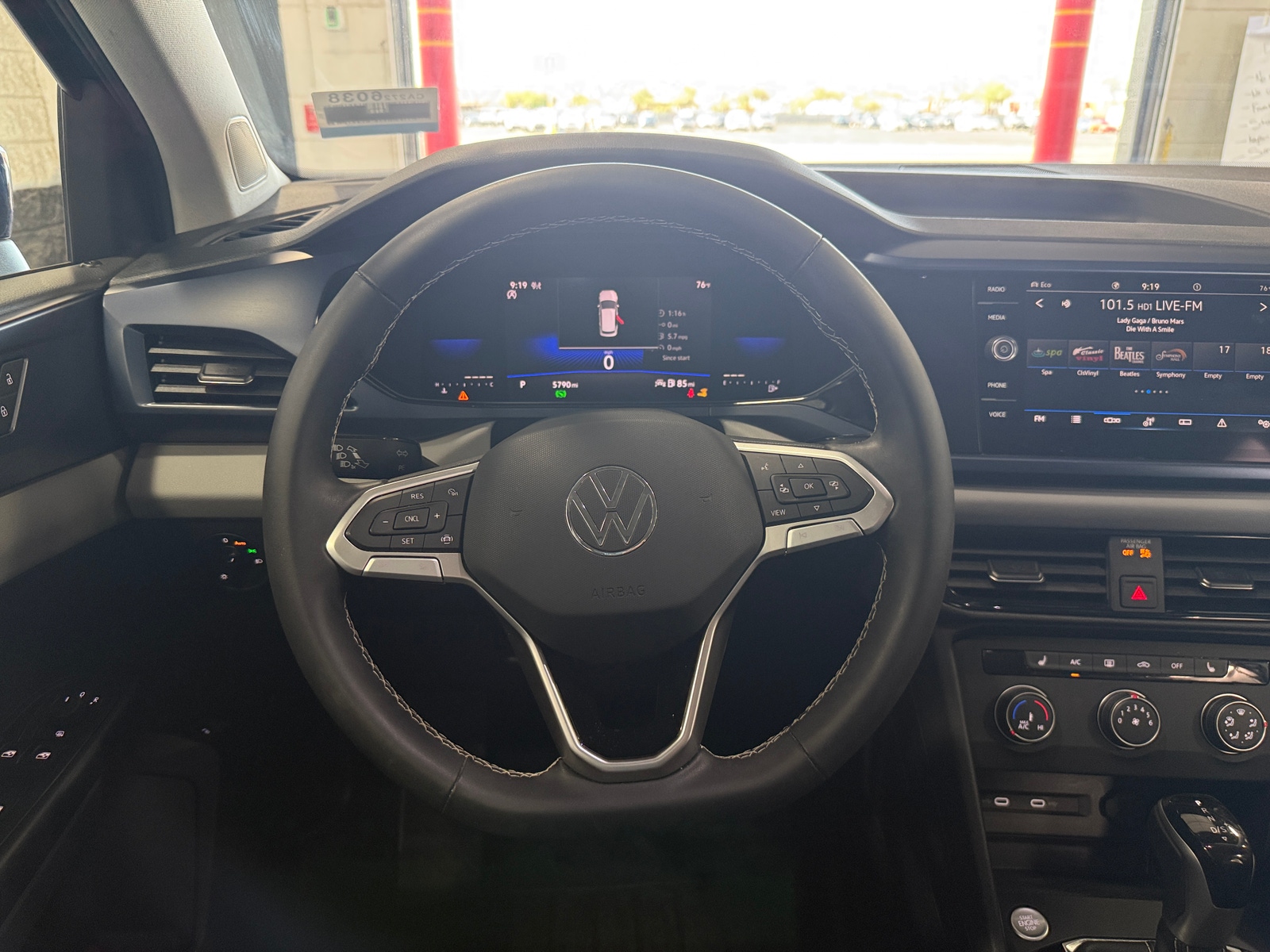 Thumbnail: 2022 Volkswagen Taos - 4