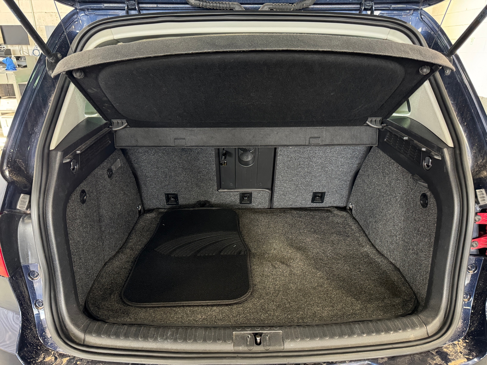 Thumbnail: 2012 Volkswagen Tiguan - 7