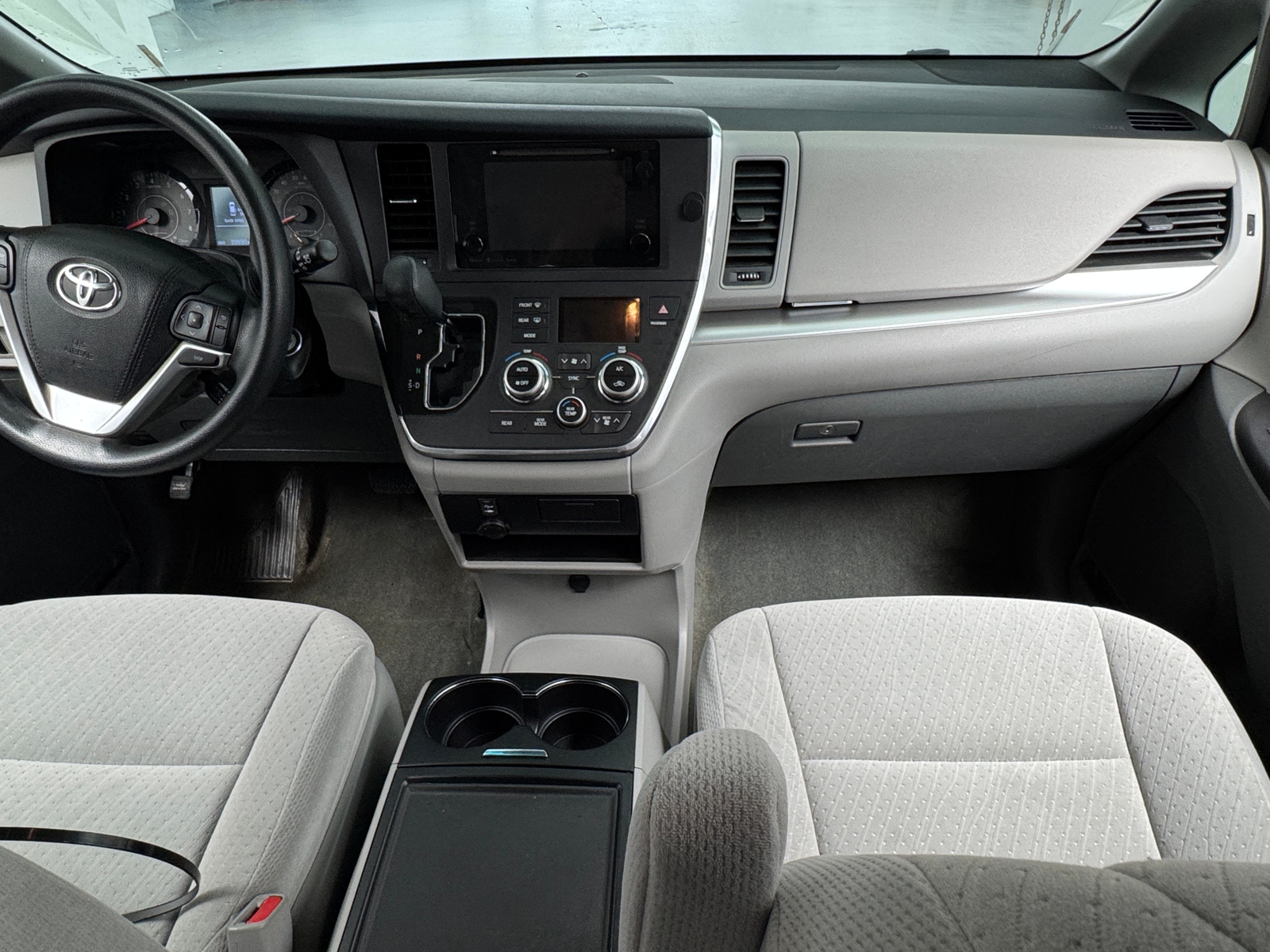 Thumbnail: 2016 Toyota Sienna - 3