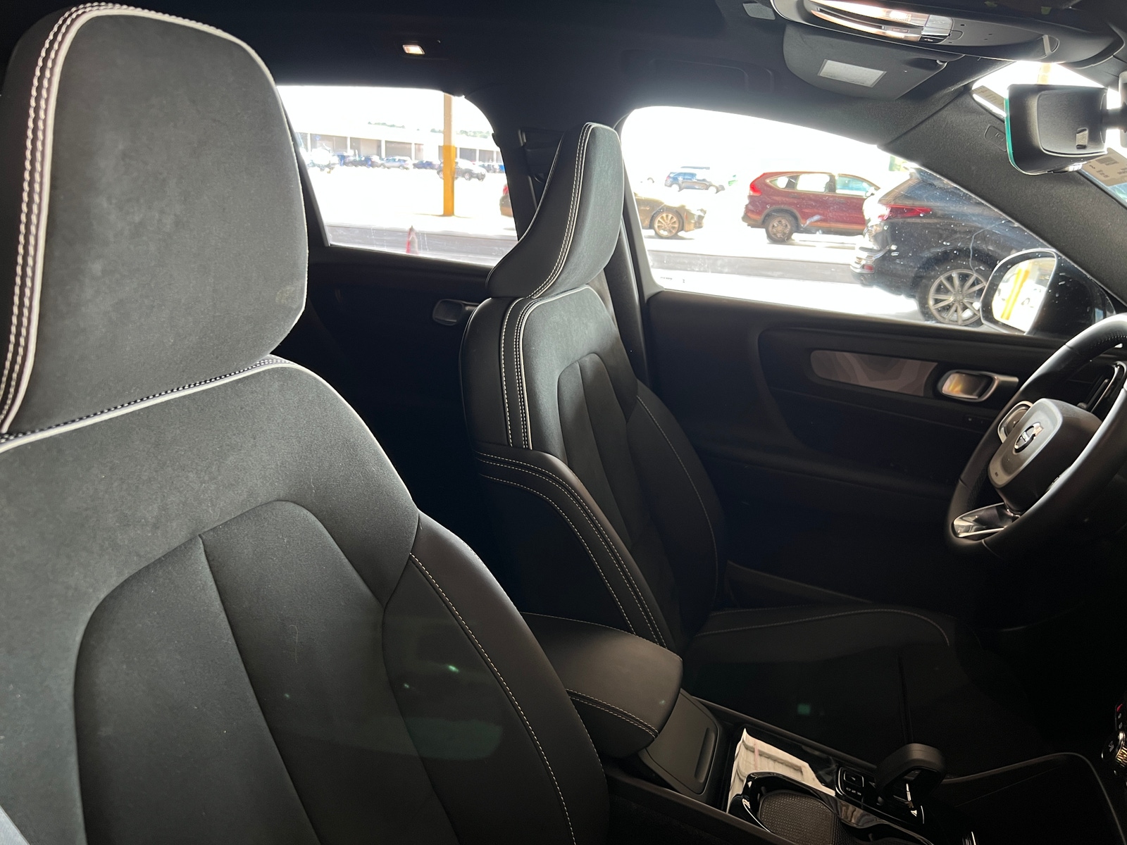 Thumbnail: 2023 Volvo XC40 - 2