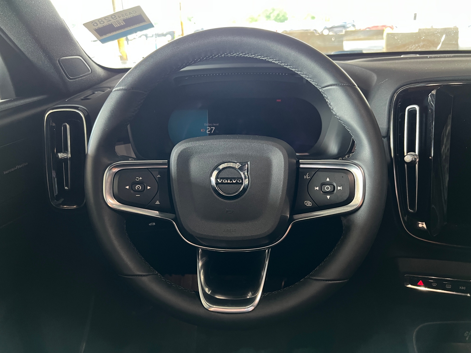 Thumbnail: 2023 Volvo XC40 - 5