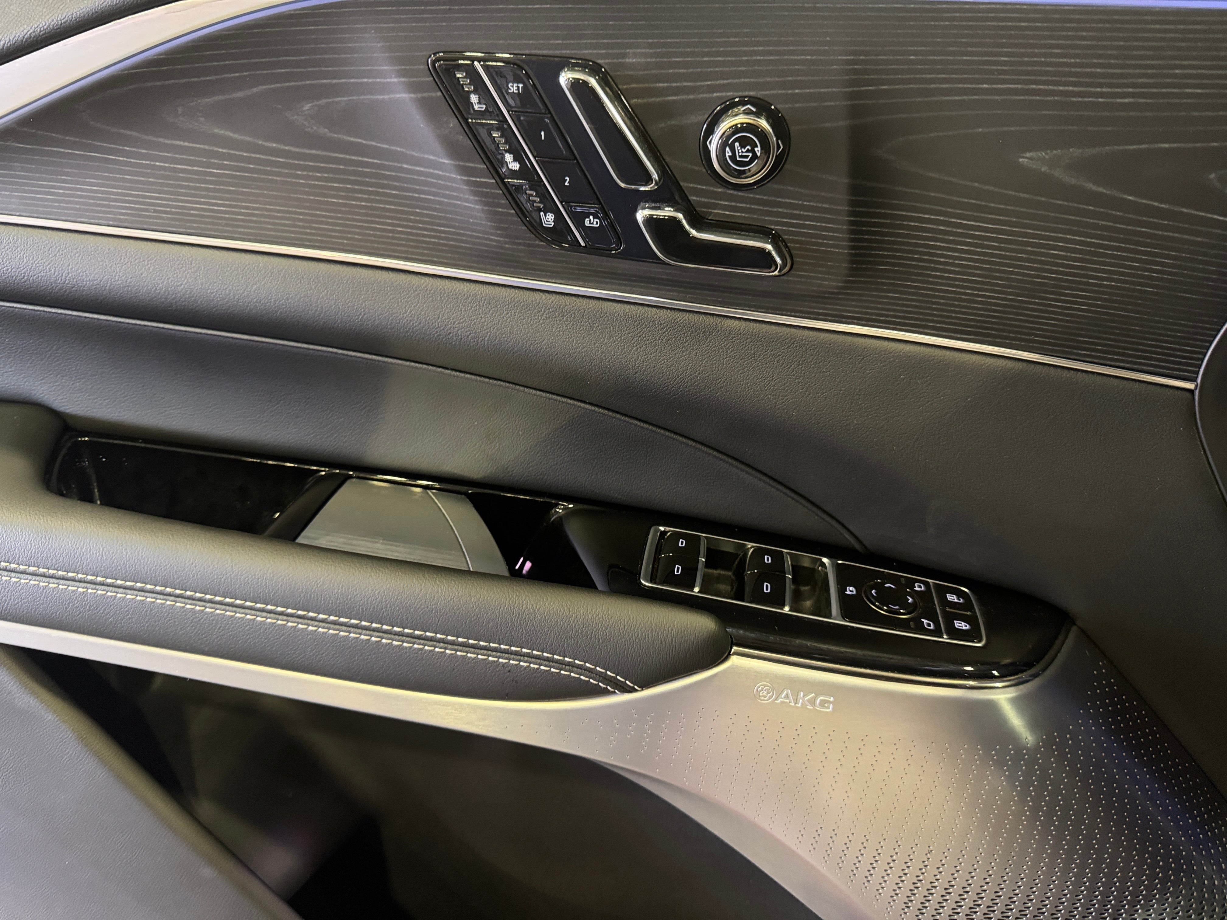 Used 2024 Cadillac LYRIQ Luxury 2 with VIN 1GYKPRRLXRZ112331 for sale in Auburn, WA