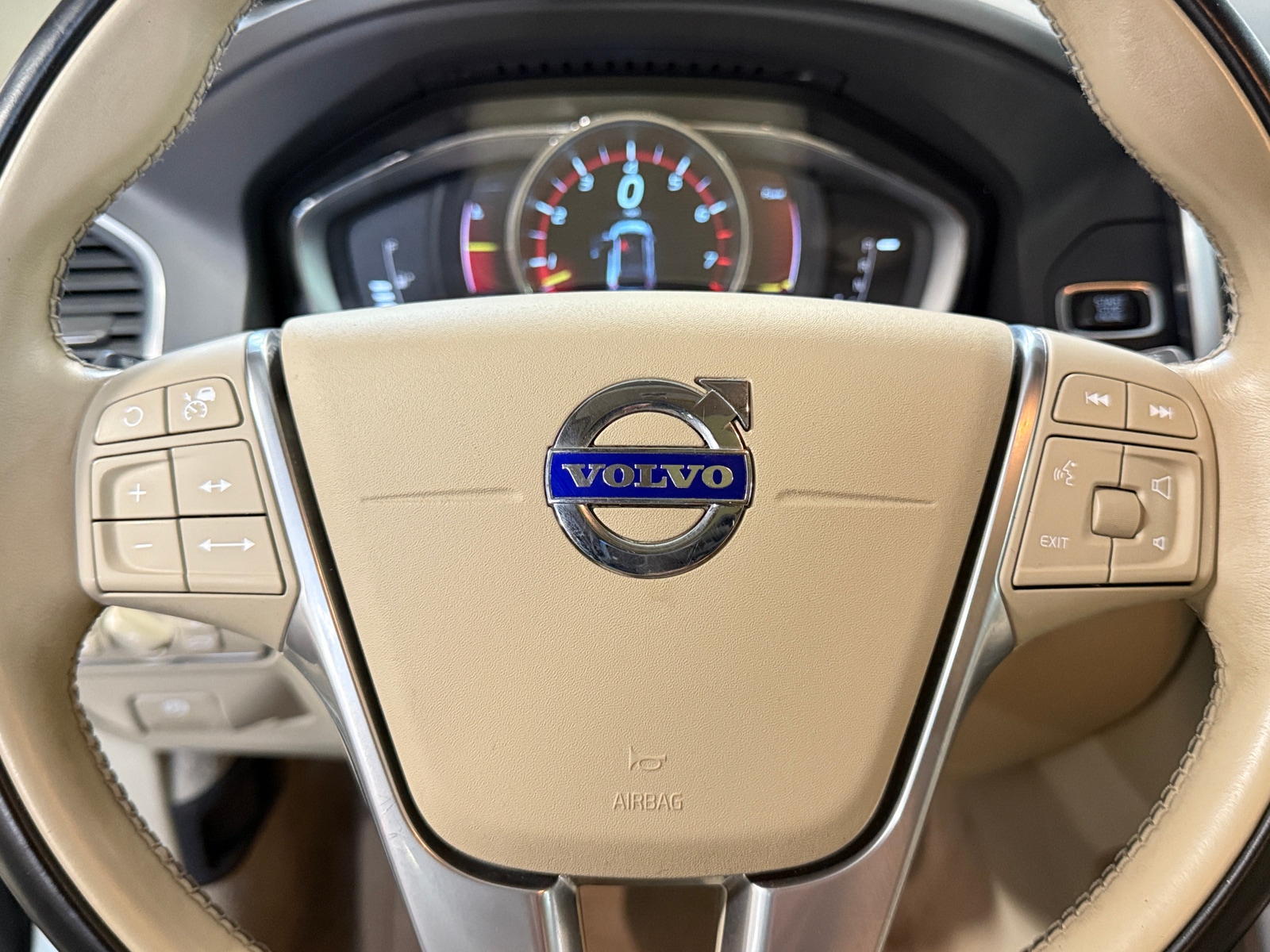 Thumbnail: 2016 Volvo XC60 - 5
