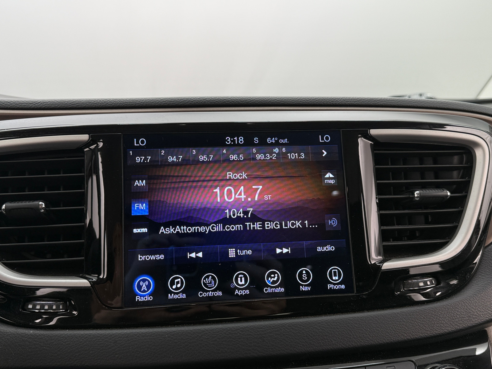 Thumbnail: 2017 Chrysler Pacifica - 3