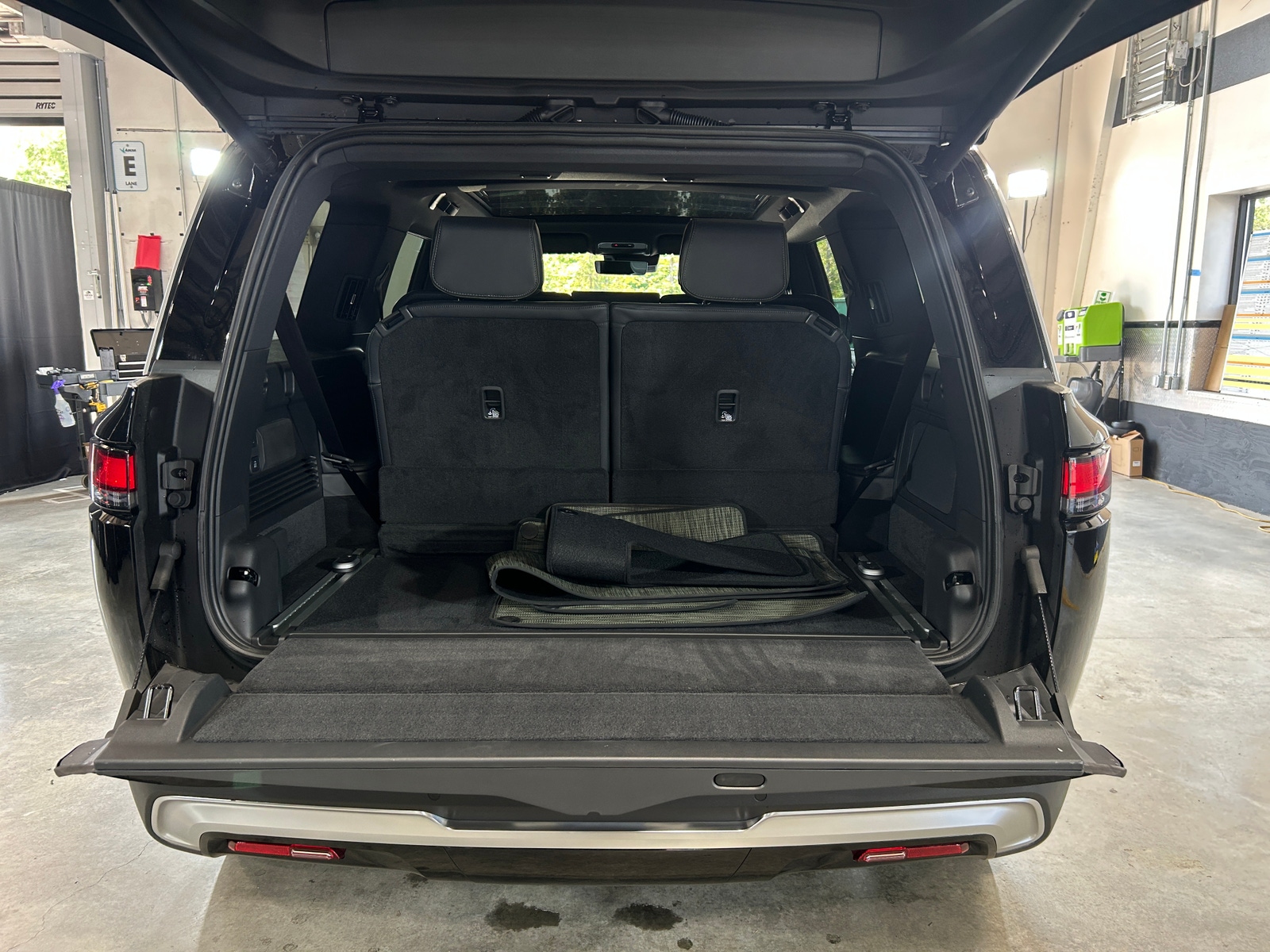 Thumbnail: 2025 Rivian R1S - 6