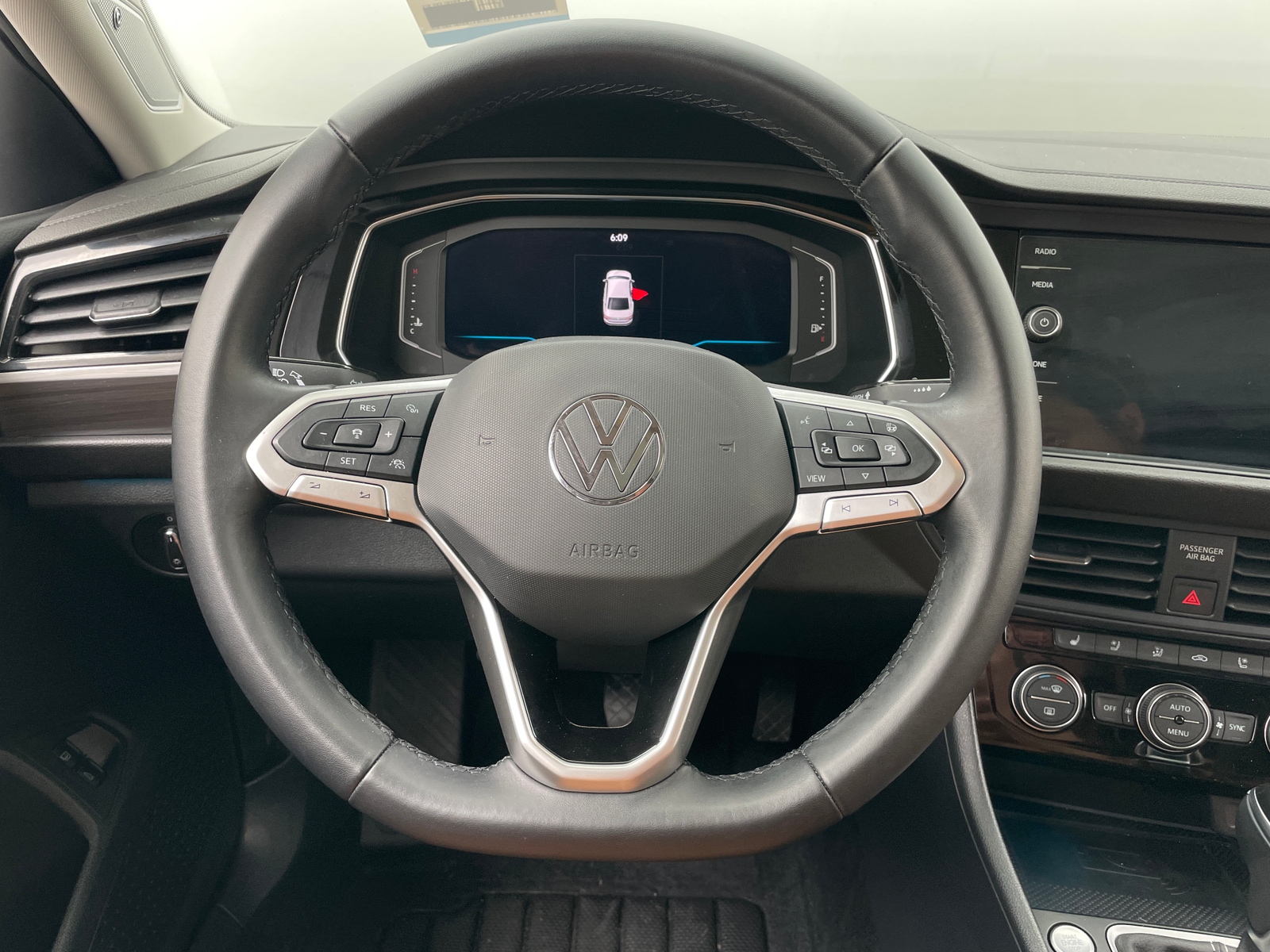 Thumbnail: 2023 Volkswagen Jetta - 4