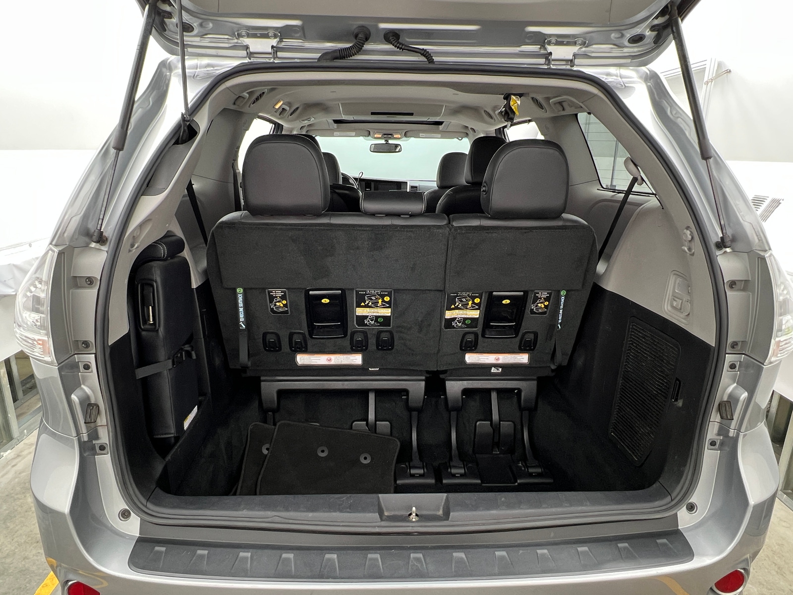 Thumbnail: 2017 Toyota Sienna - 6
