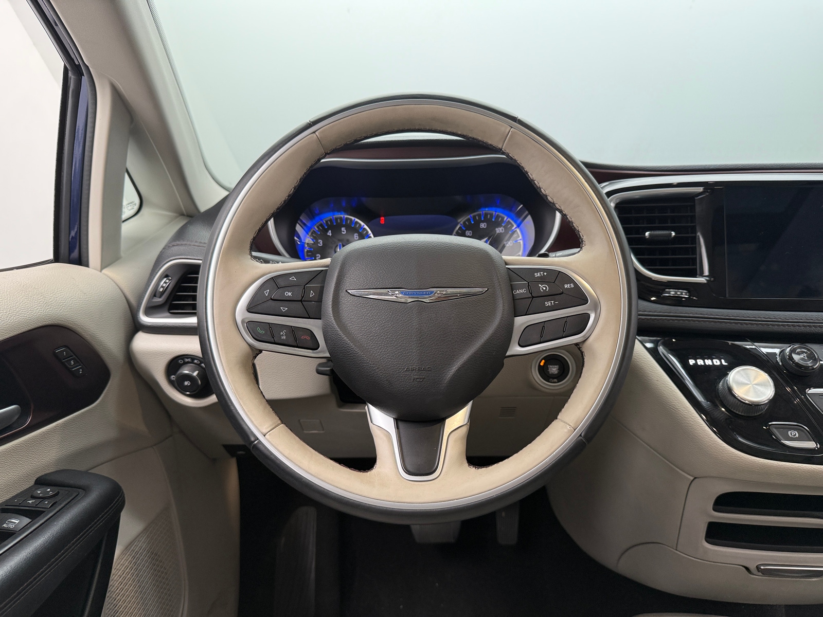 Thumbnail: 2017 Chrysler Pacifica - 4
