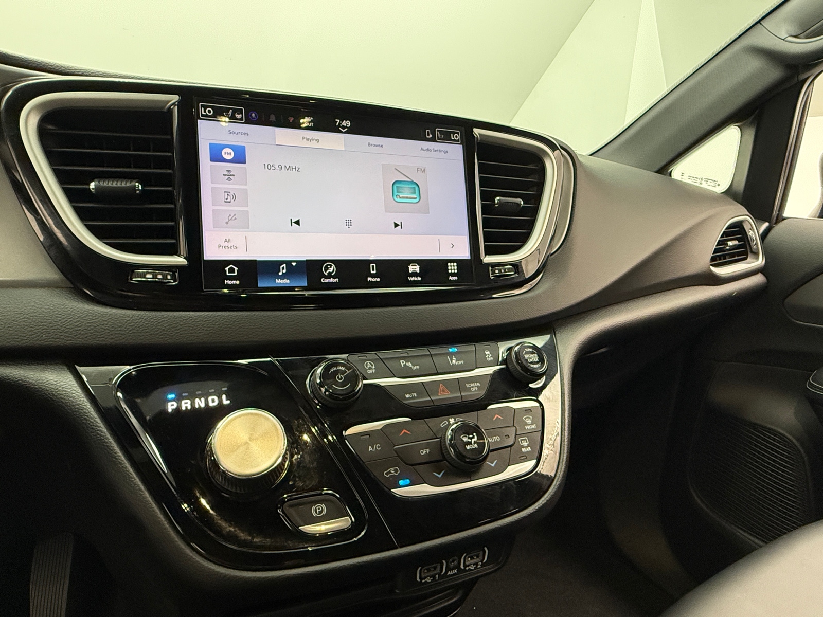 Thumbnail: 2025 Chrysler Voyager - 3
