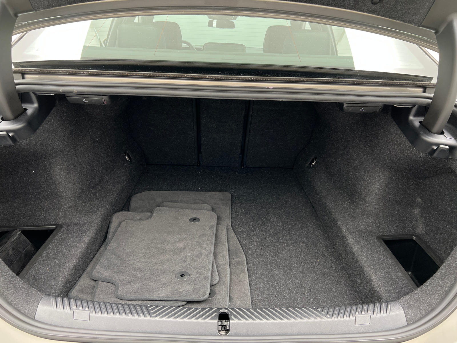 Thumbnail: 2025 BMW 5 Series - 6