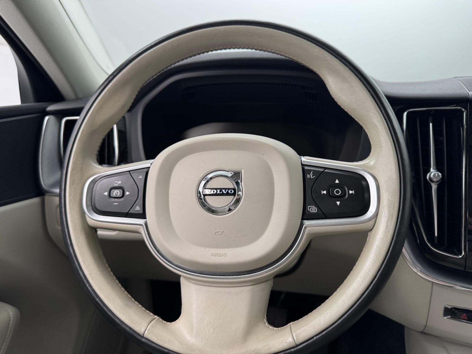 Thumbnail: 2020 Volvo XC60 - 4