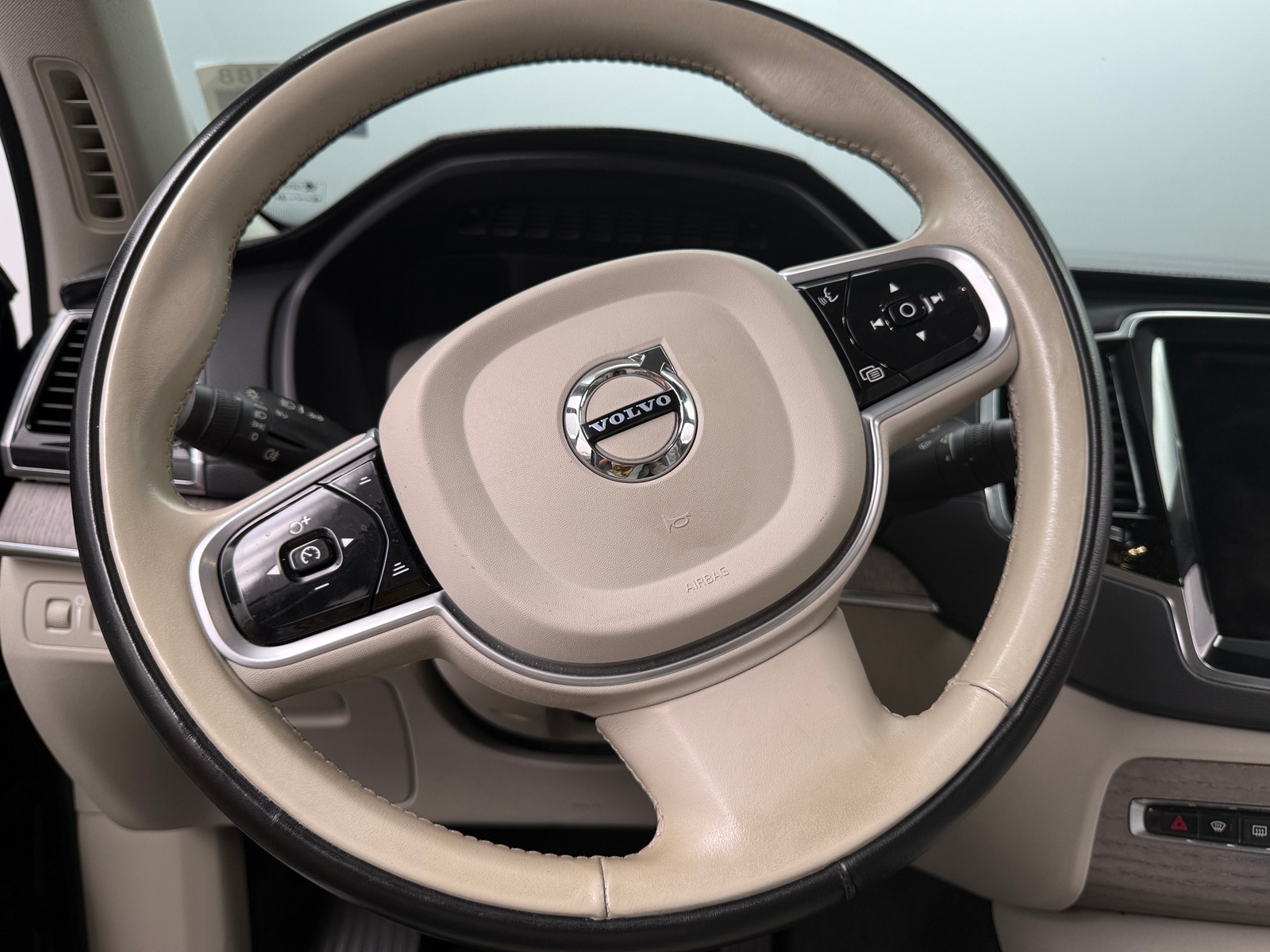 Thumbnail: 2022 Volvo XC90 - 4