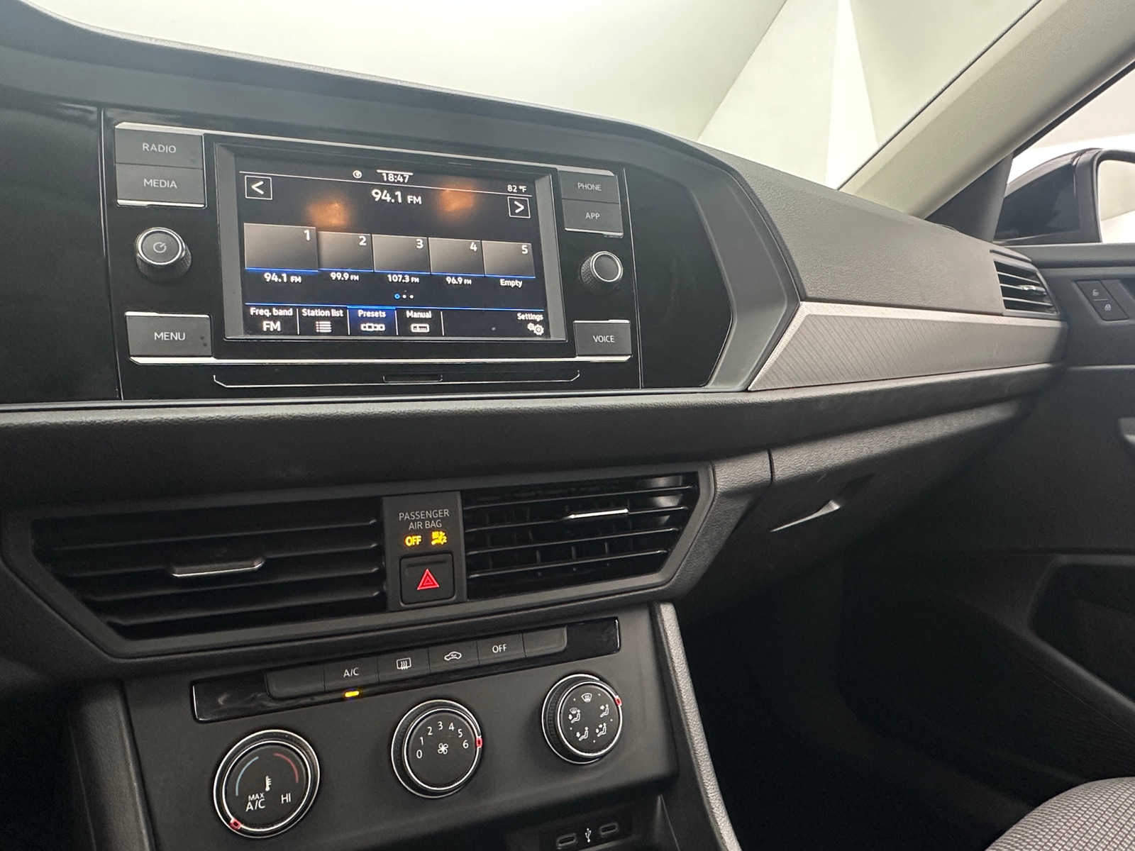 Thumbnail: 2021 Volkswagen Jetta - 4