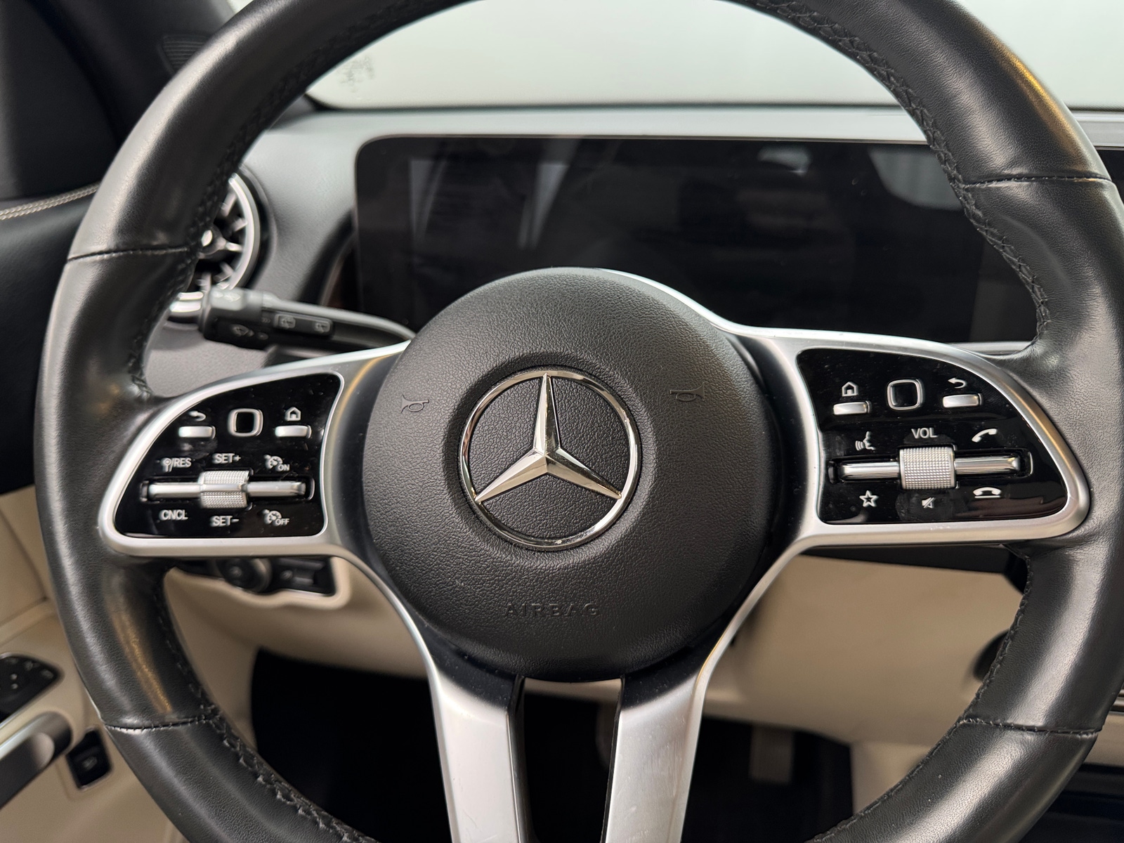 Thumbnail: 2022 Mercedes-Benz GLB - 4