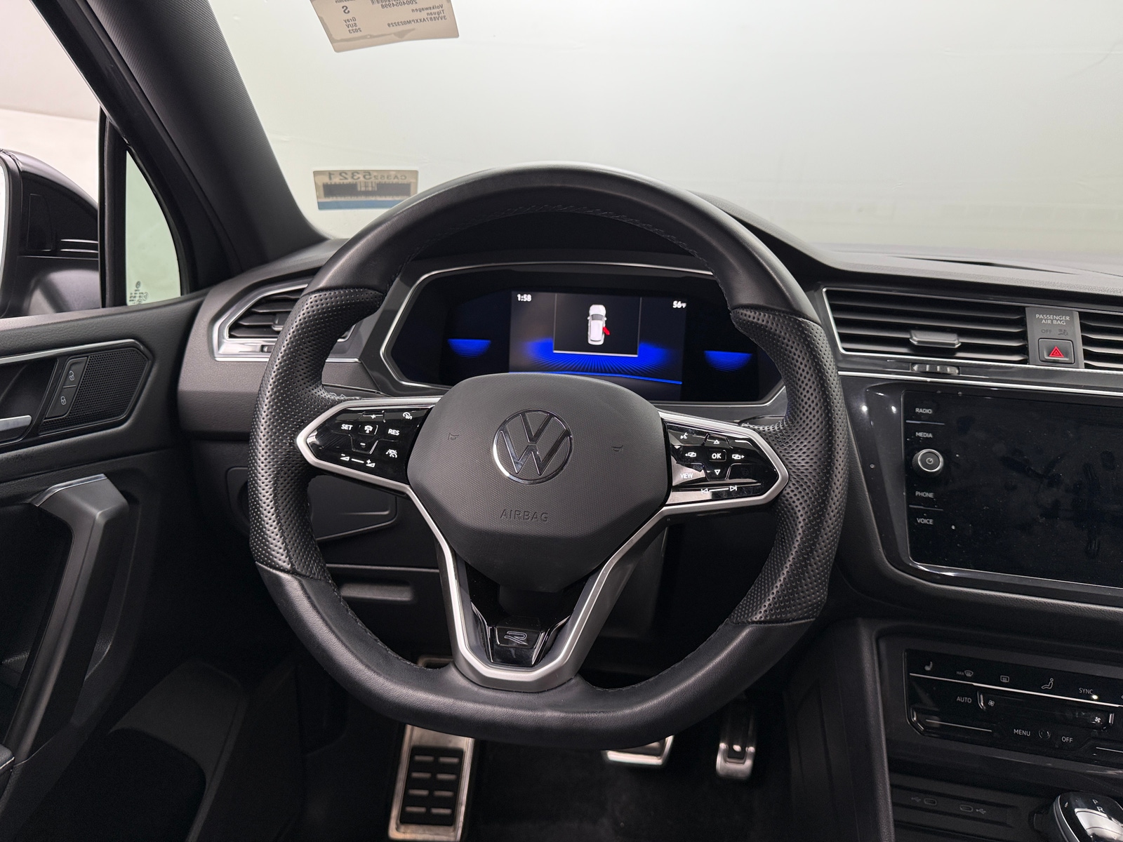 Thumbnail: 2023 Volkswagen Tiguan - 4