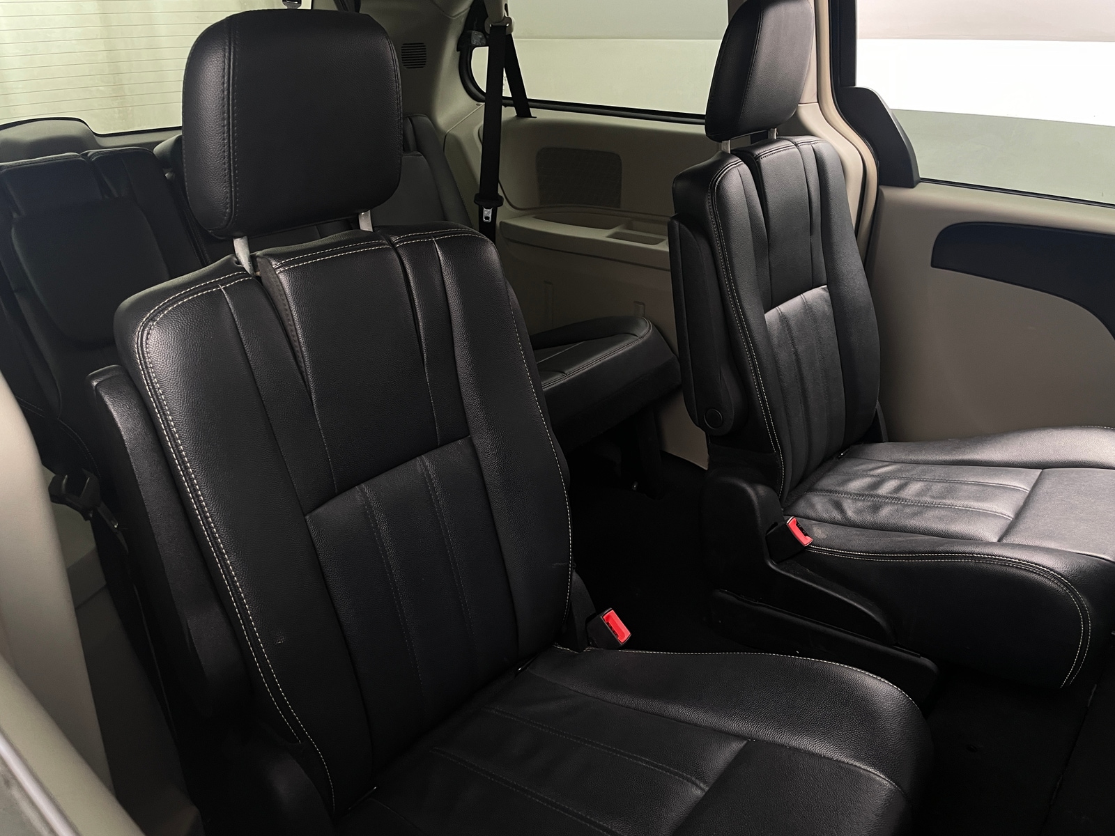 Thumbnail: 2014 Chrysler Town & Country - 5
