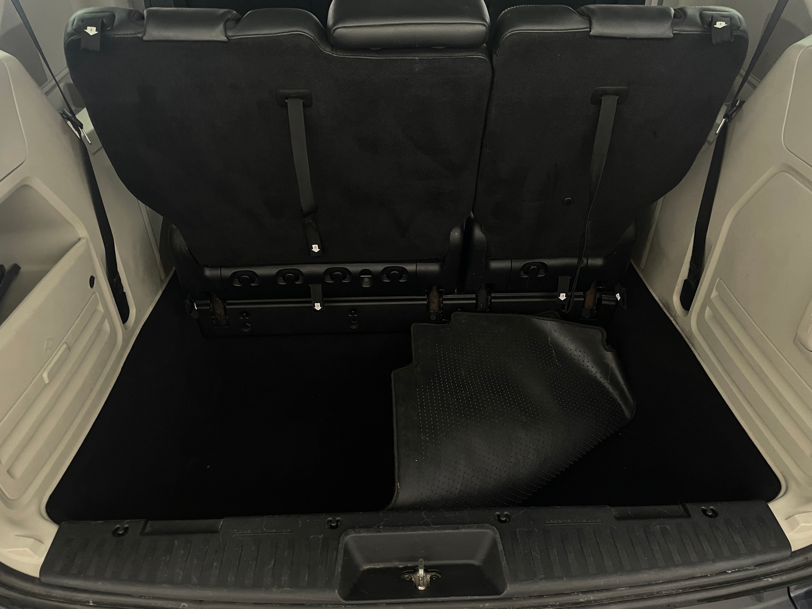 Thumbnail: 2014 Chrysler Town & Country - 6