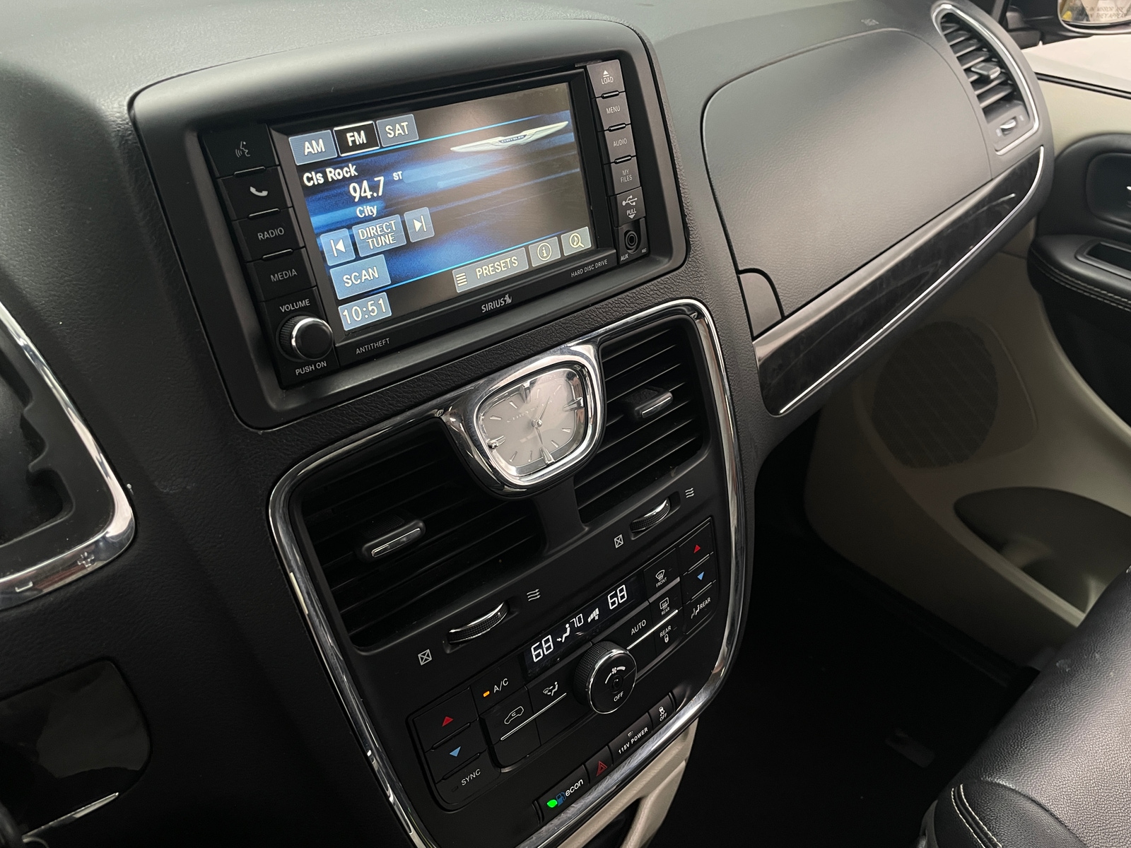 Thumbnail: 2014 Chrysler Town & Country - 3