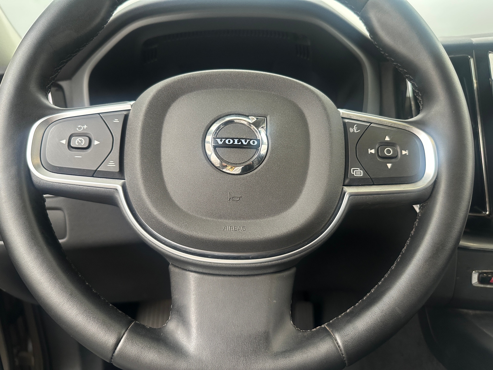 Thumbnail: 2025 Volvo XC60 - 4