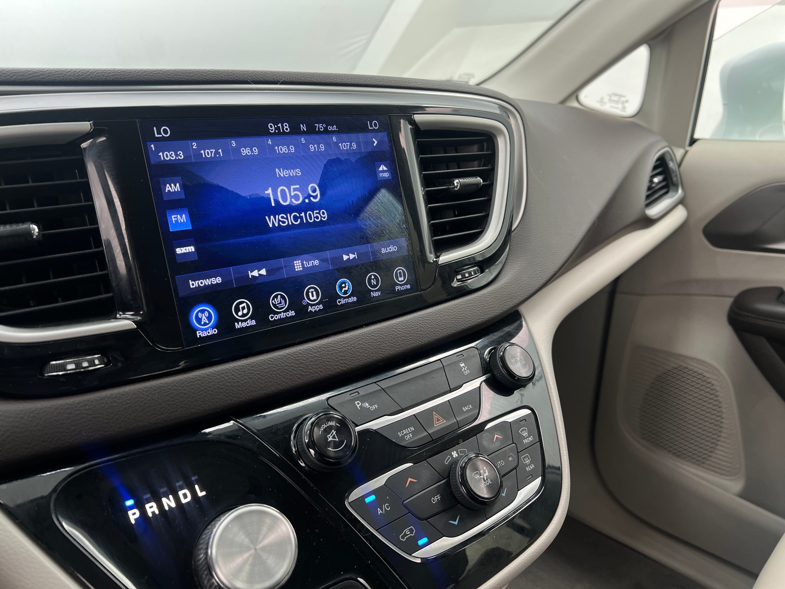 Thumbnail: 2017 Chrysler Pacifica - 3