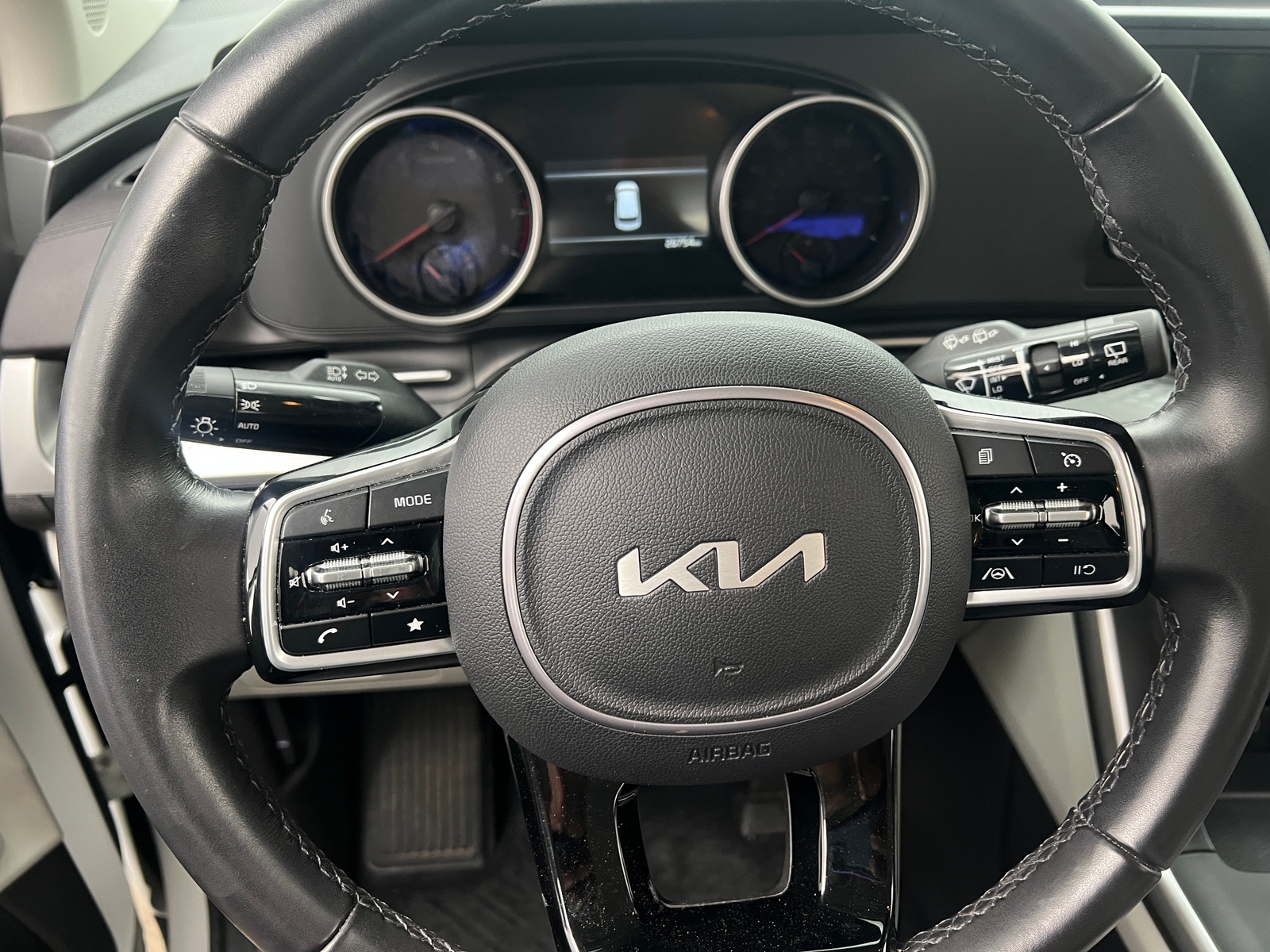 Thumbnail: 2023 Kia Carnival - 4