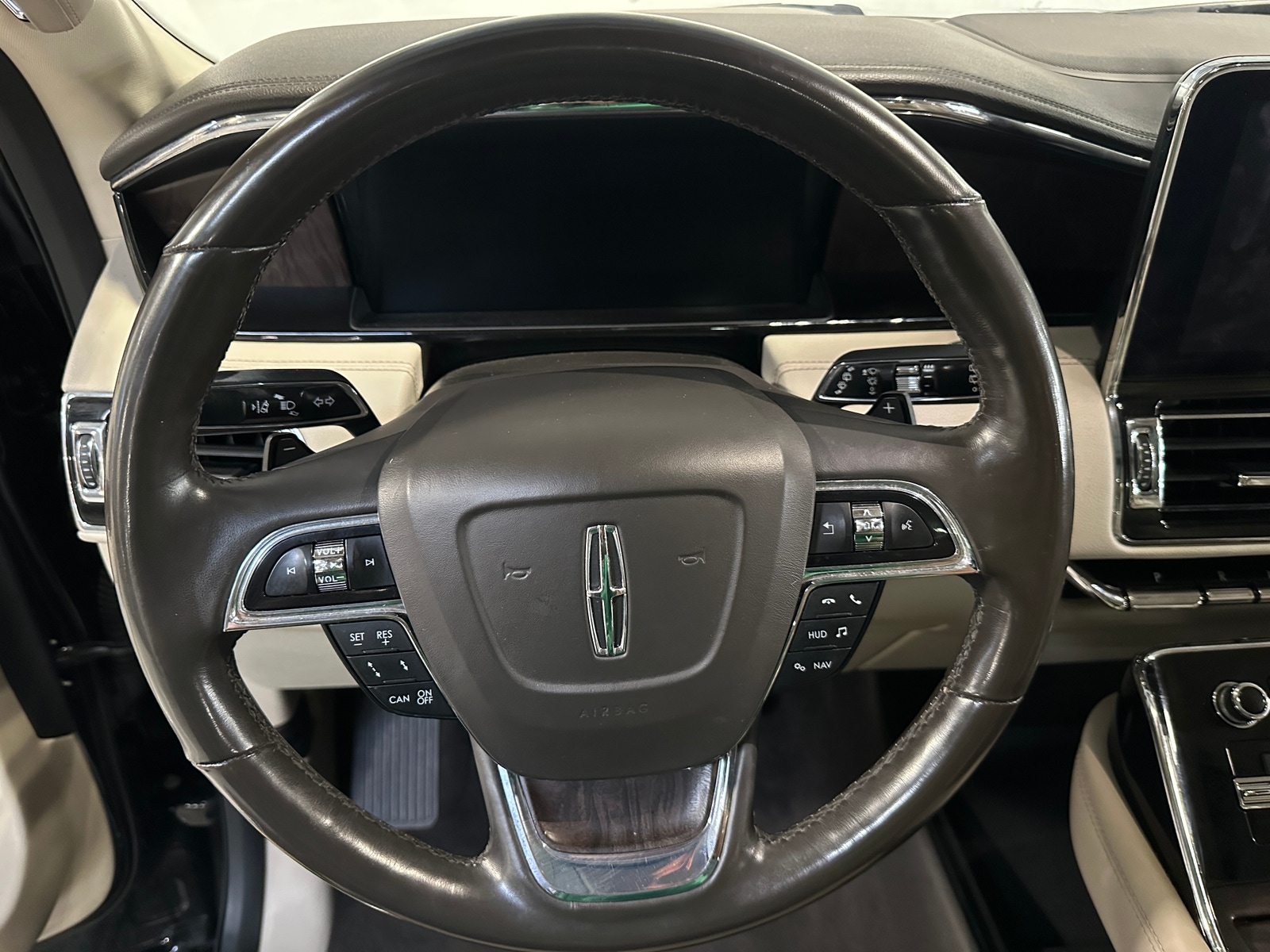 Thumbnail: 2018 Lincoln Navigator L - 4