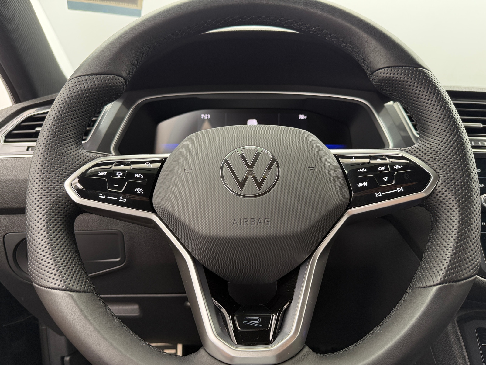 Thumbnail: 2024 Volkswagen Tiguan - 4