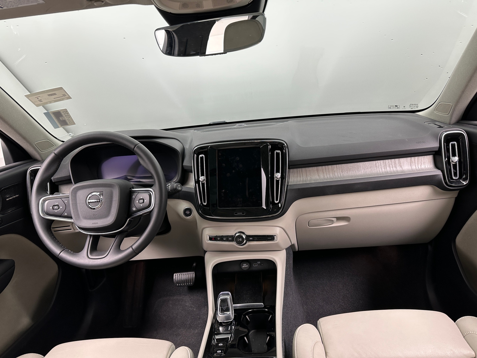 Thumbnail: 2024 Volvo XC40 - 2