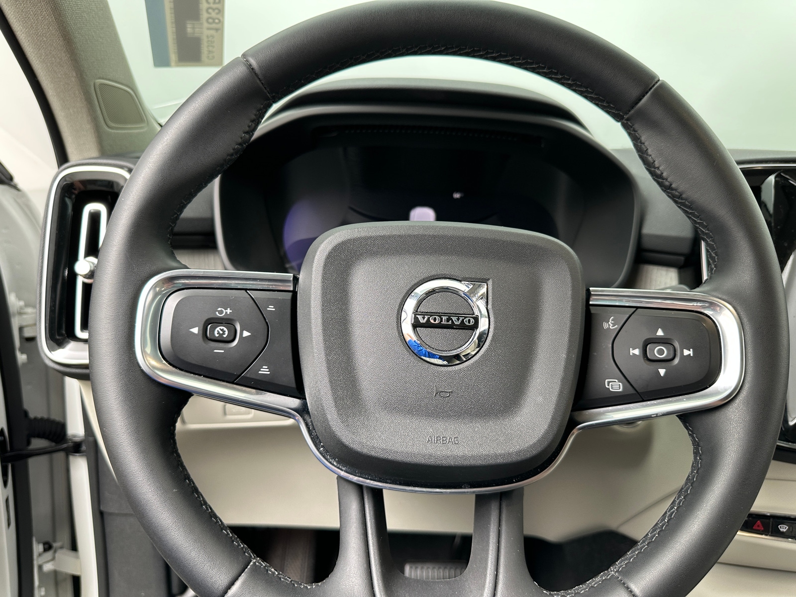 Thumbnail: 2024 Volvo XC40 - 4