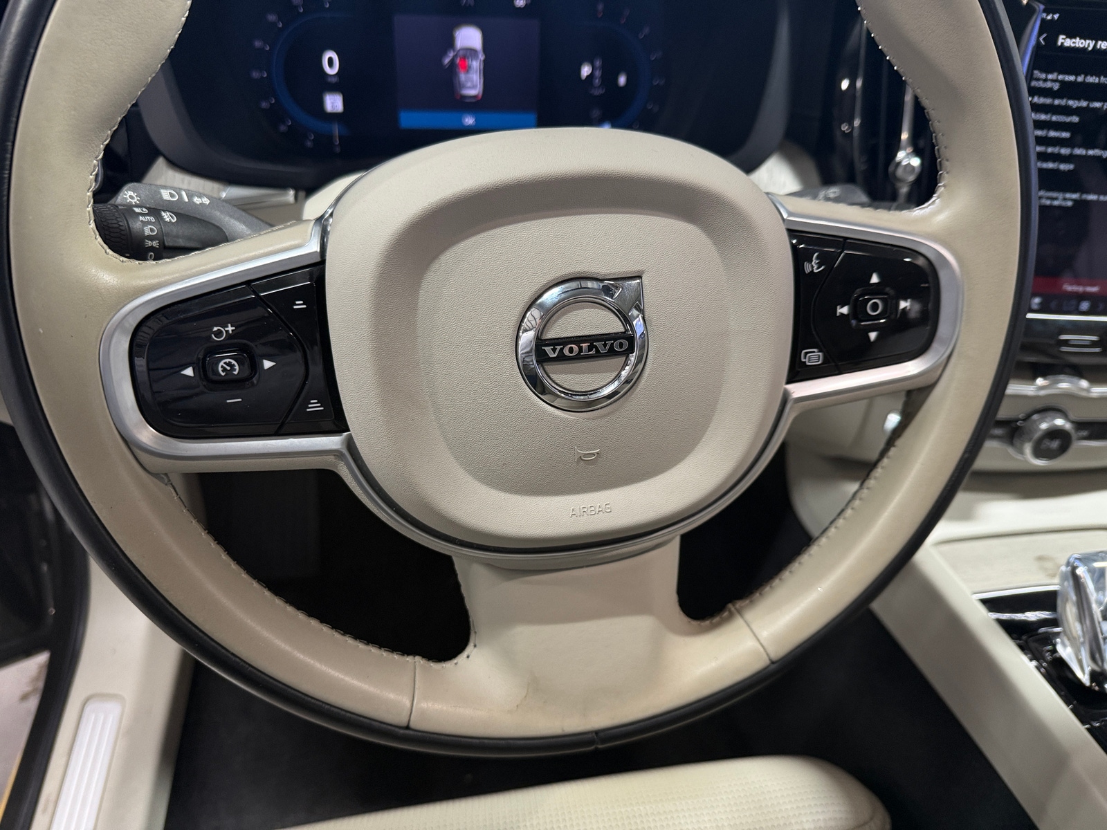Thumbnail: 2022 Volvo XC60 - 4