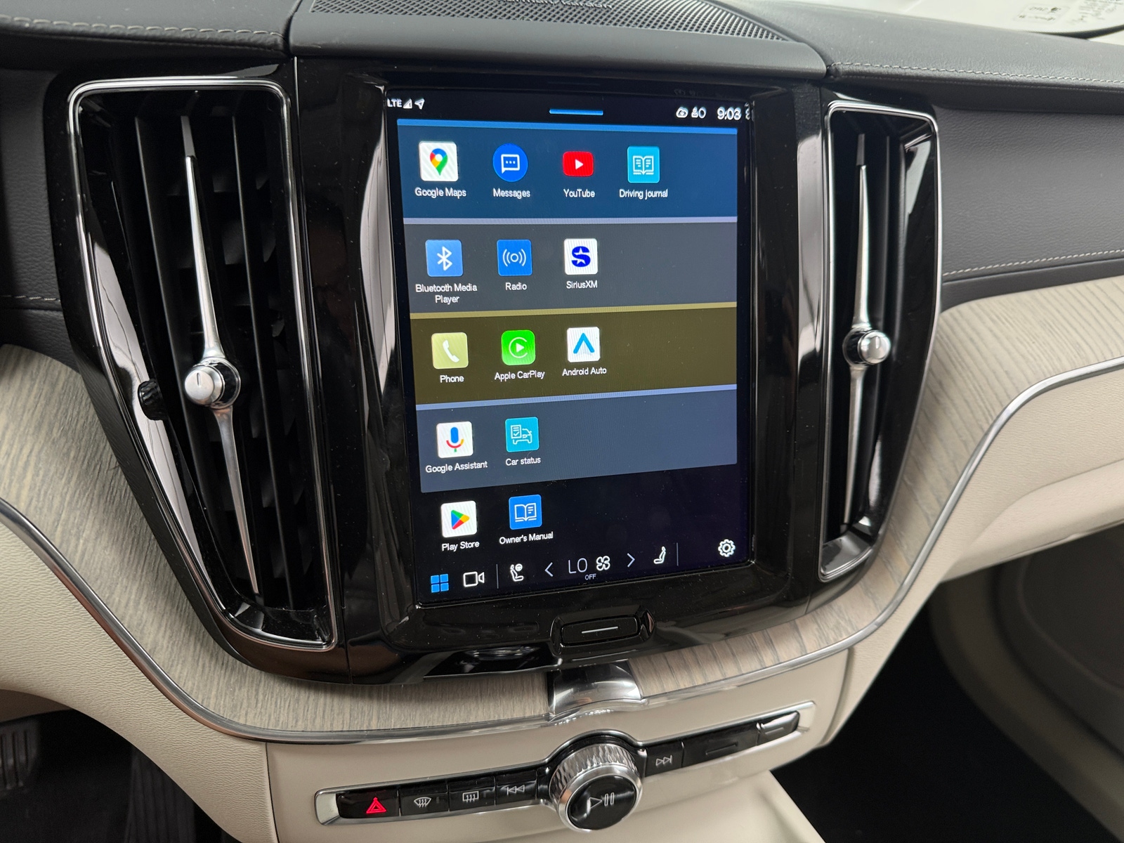 Thumbnail: 2022 Volvo XC60 - 3