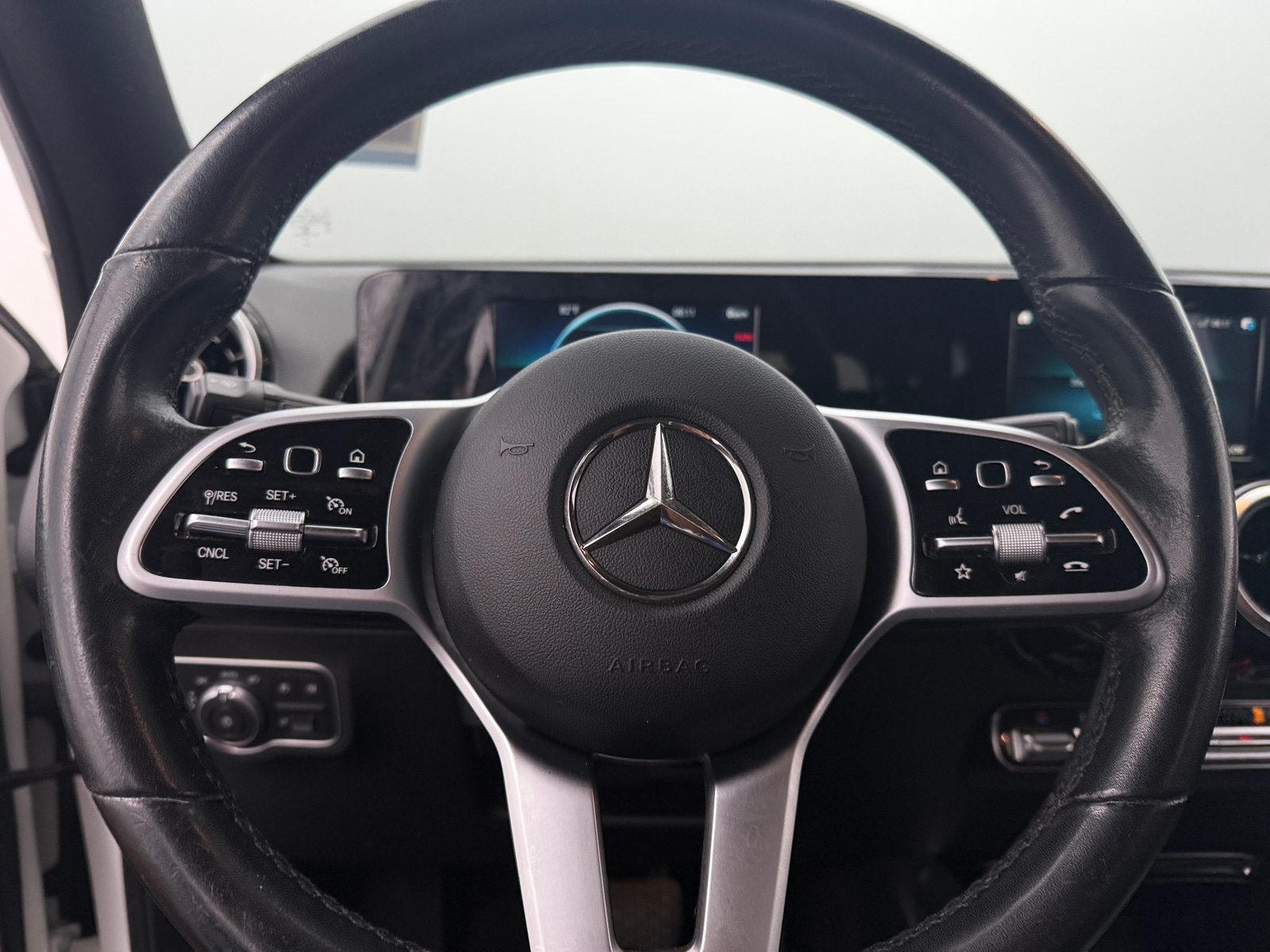 Thumbnail: 2020 Mercedes-Benz GLB - 4